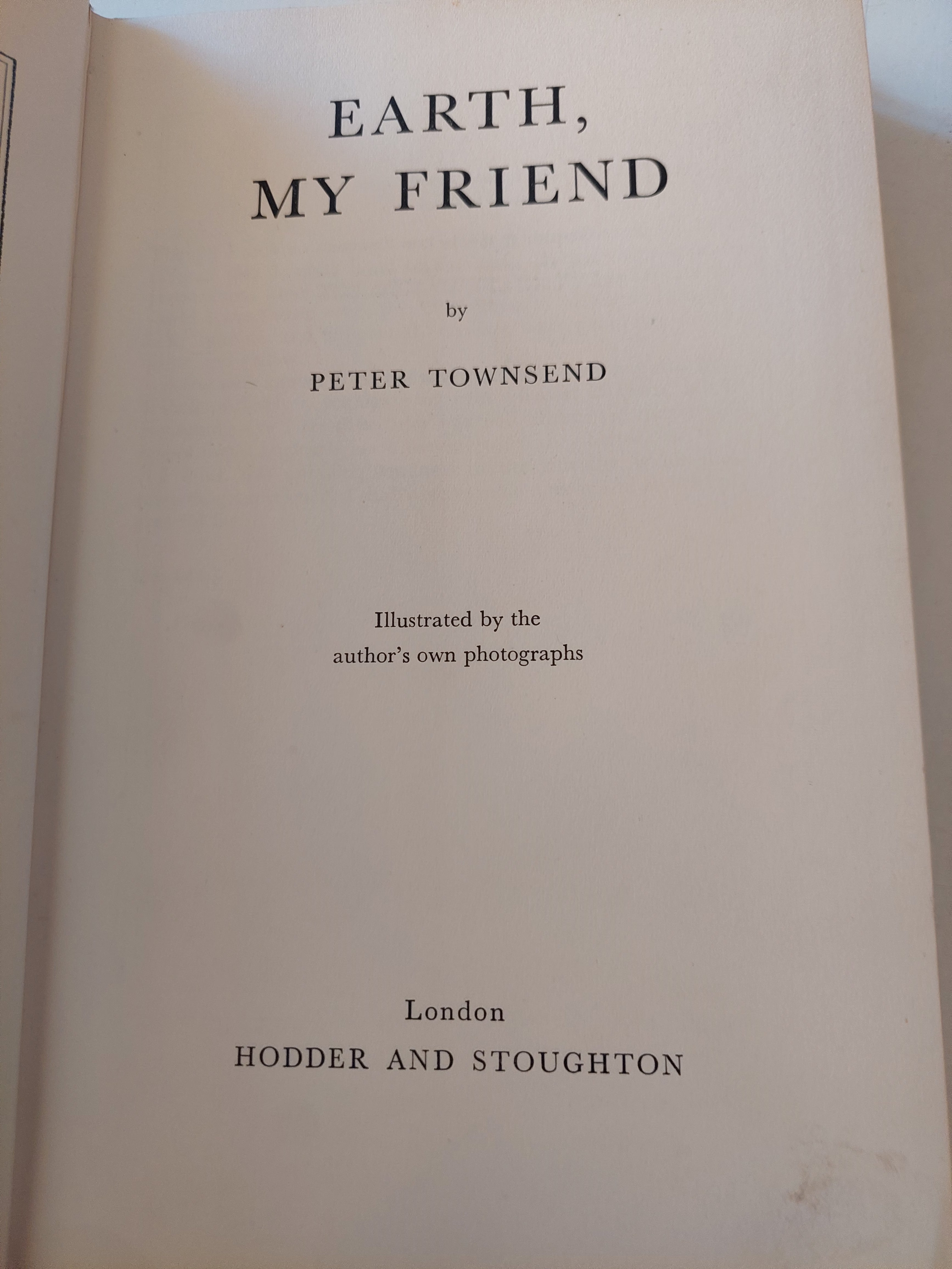 Earth my friend / Peter Townsend - هارد كفر ملحق بالصور - متجر كتب مصرمتجر كتب مصر