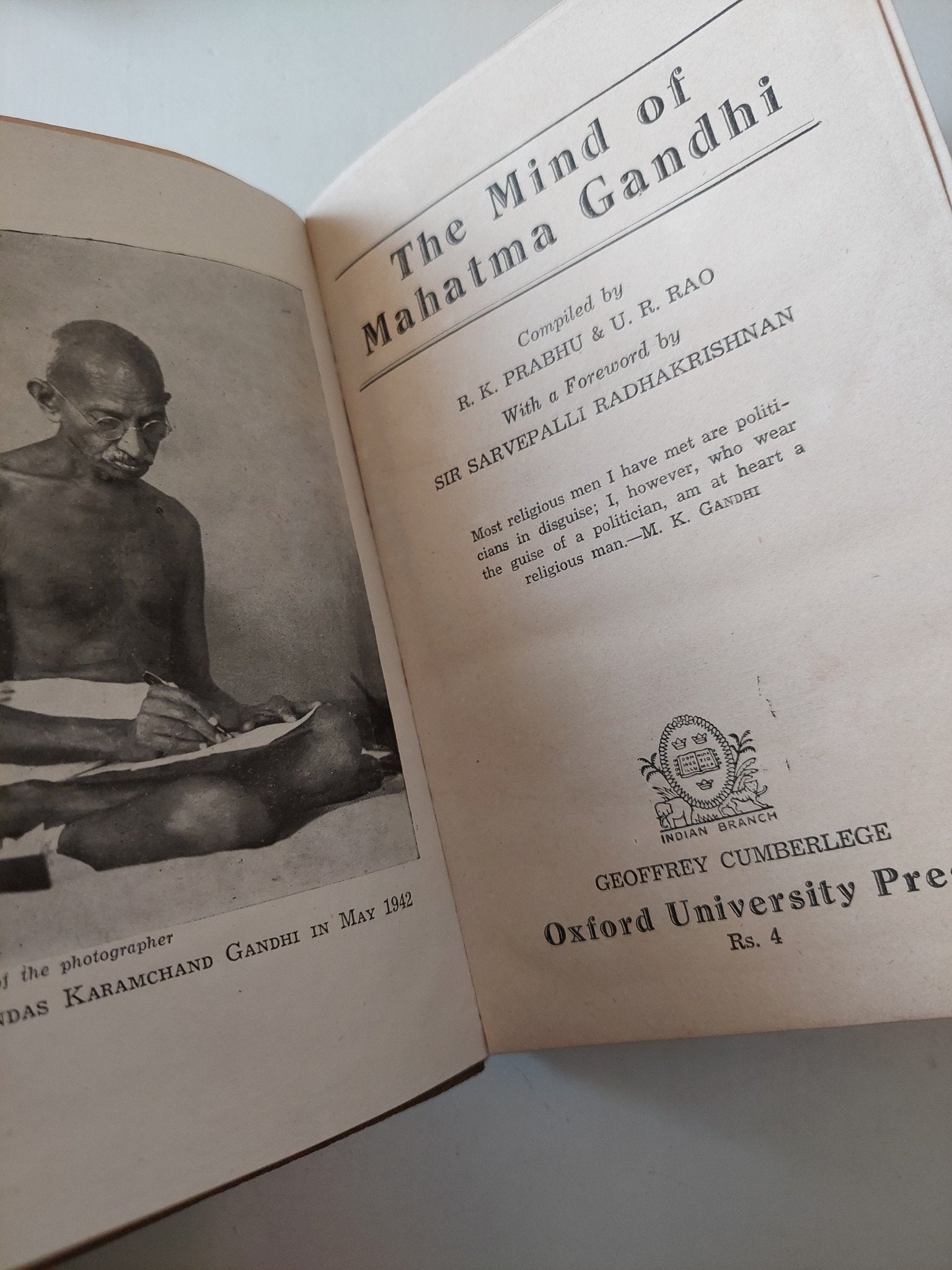 هارد كفر ١٩٤٦ - the mind of Mahatma Gandhi / R K Prabhl & U R Rao - متجر كتب مصر - متجر كتب مصر
