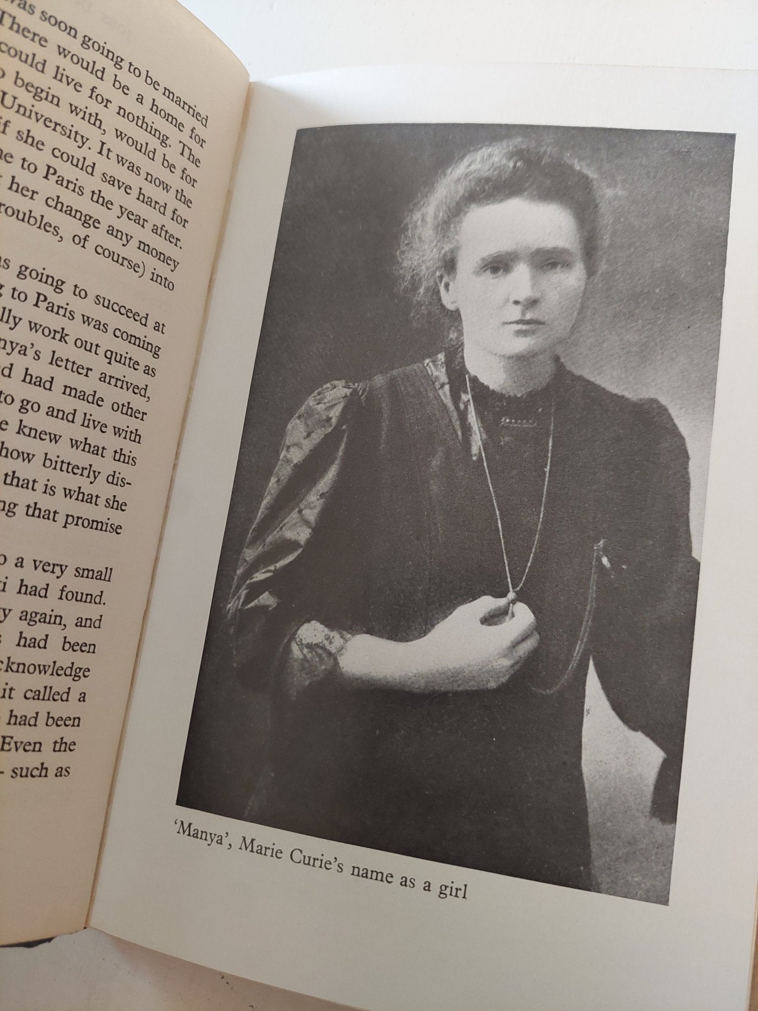 Marie Curie pioneer of the atomic age / Alan Ivimey - هارد كفر - متجر كتب مصر - متجر كتب مصر