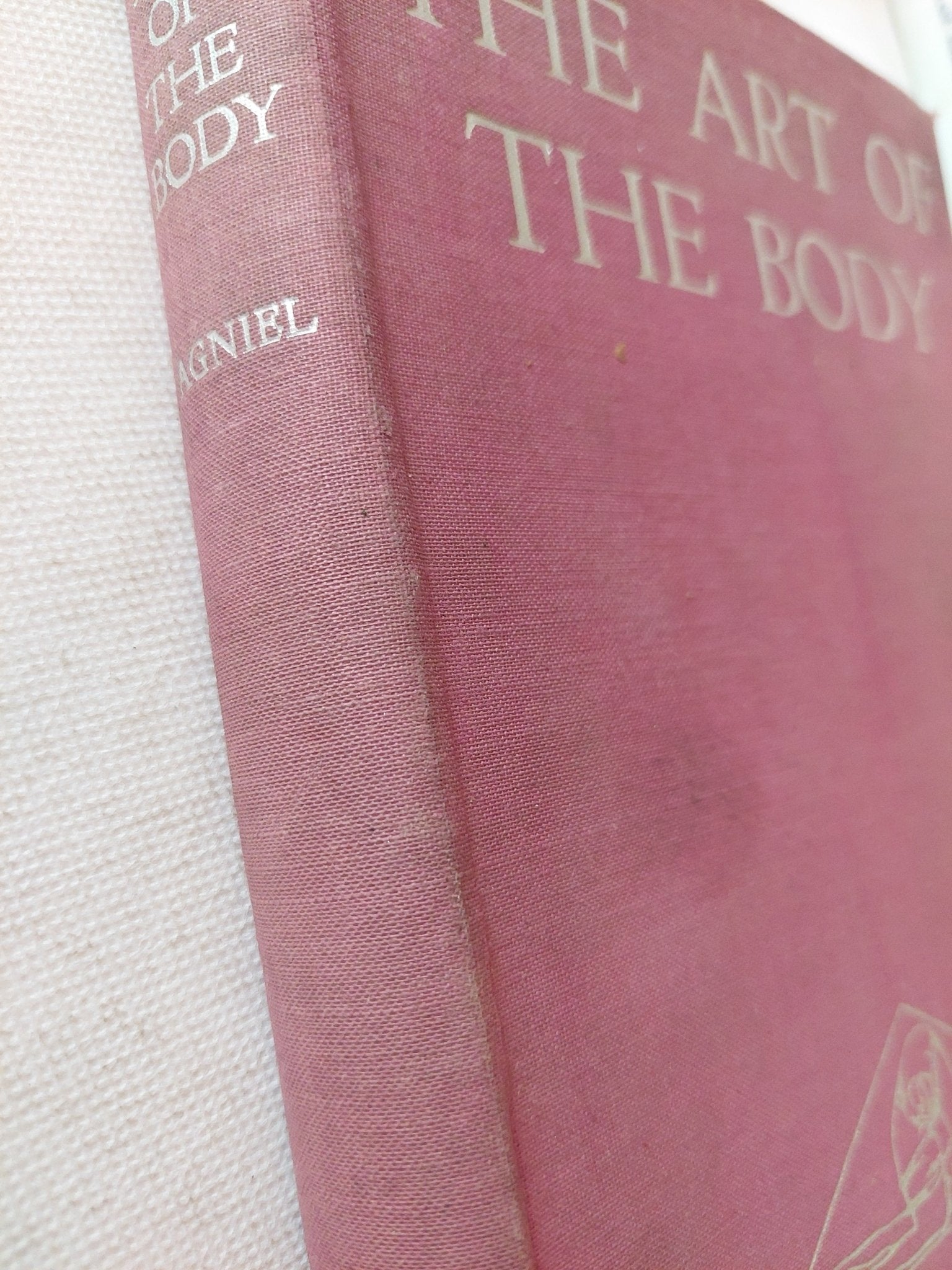the art od the body / Marguerite Agniel - هارد كفر ملحق بالصور - متجر كتب مصر - متجر كتب مصر