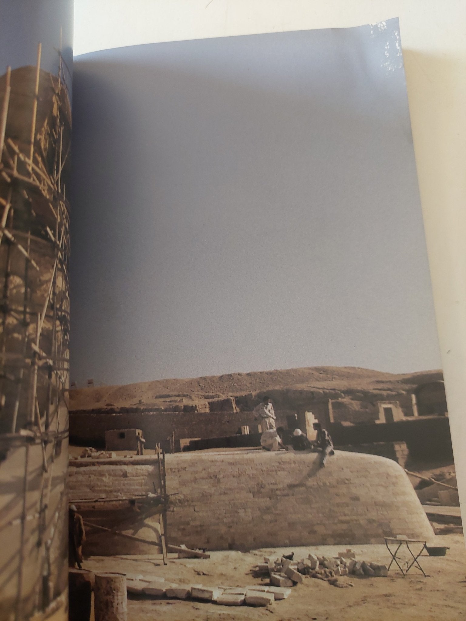 the secrets of the Sphinx / Zahi Hawas - إهداء خاص من المؤلف - متجر كتب مصر - متجر كتب مصر