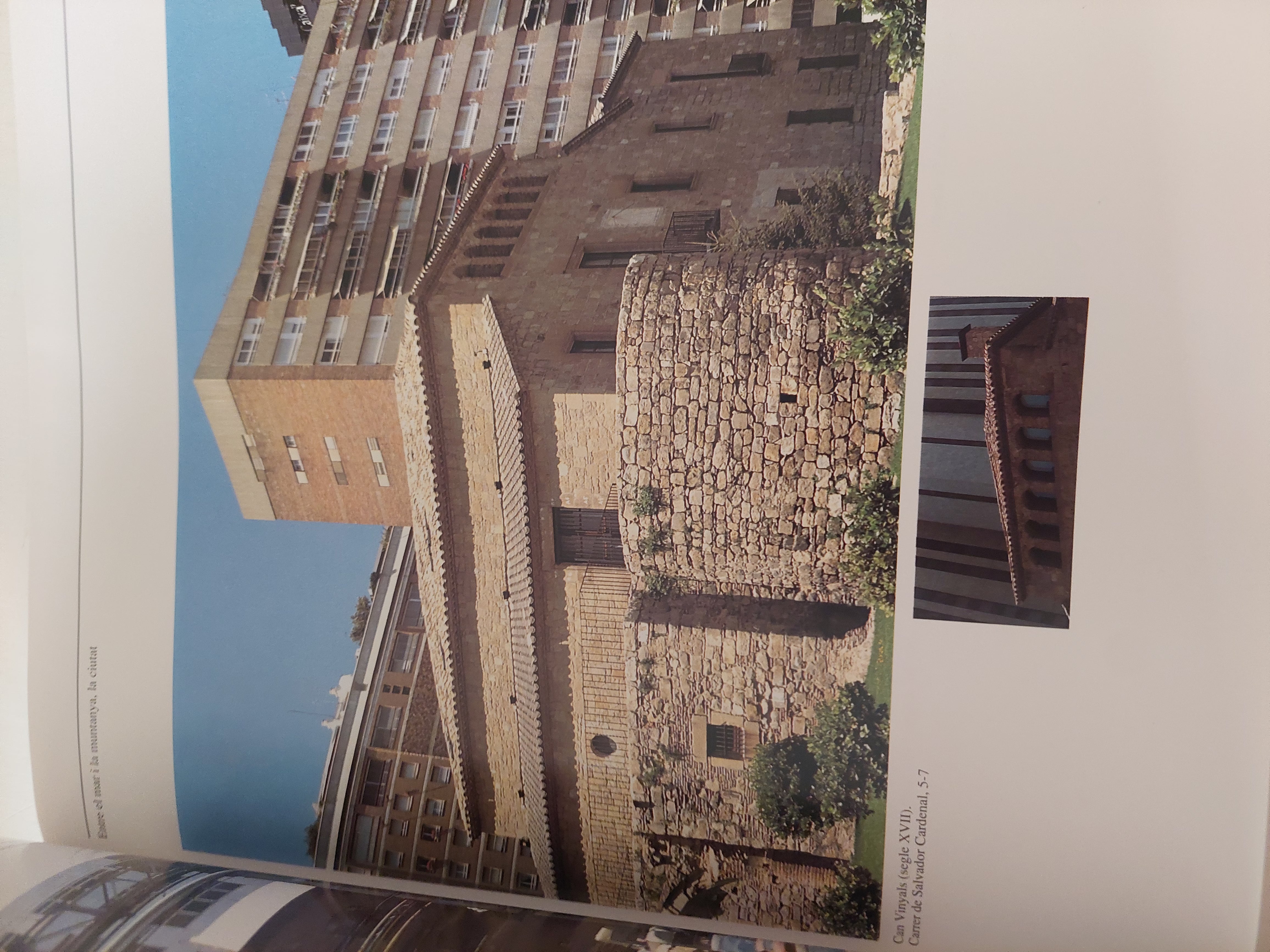 Les metamorfosis de Barcelona / Joaquim Molas - قطع كبير ملحق بالصور/ هارد كفر - متجر كتب مصرمتجر كتب مصر