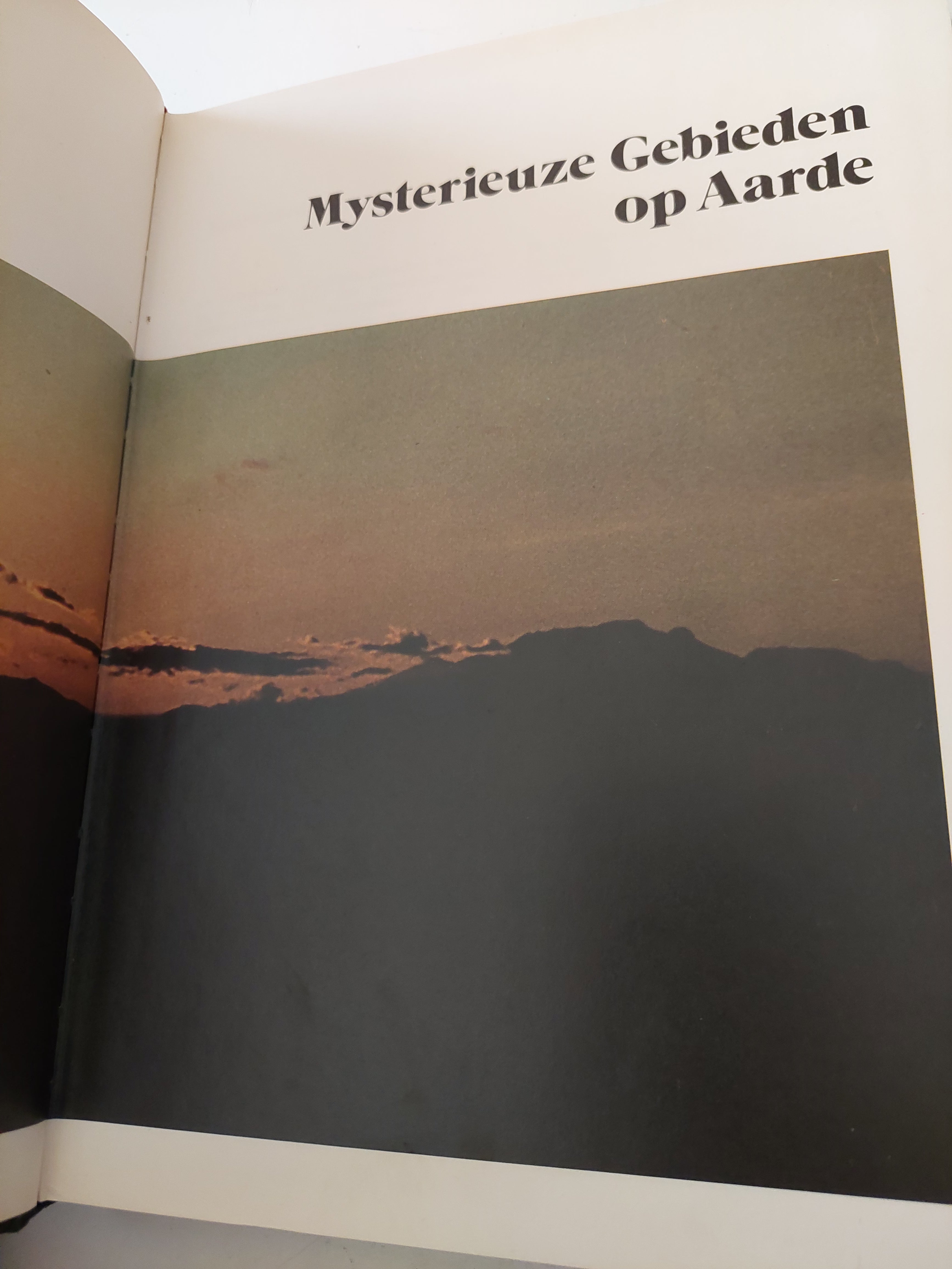 Grote Mysteries .. Mysterieuze Gebieden op Aarde  - قطع كبير ملحق بالصور / هارد كفر