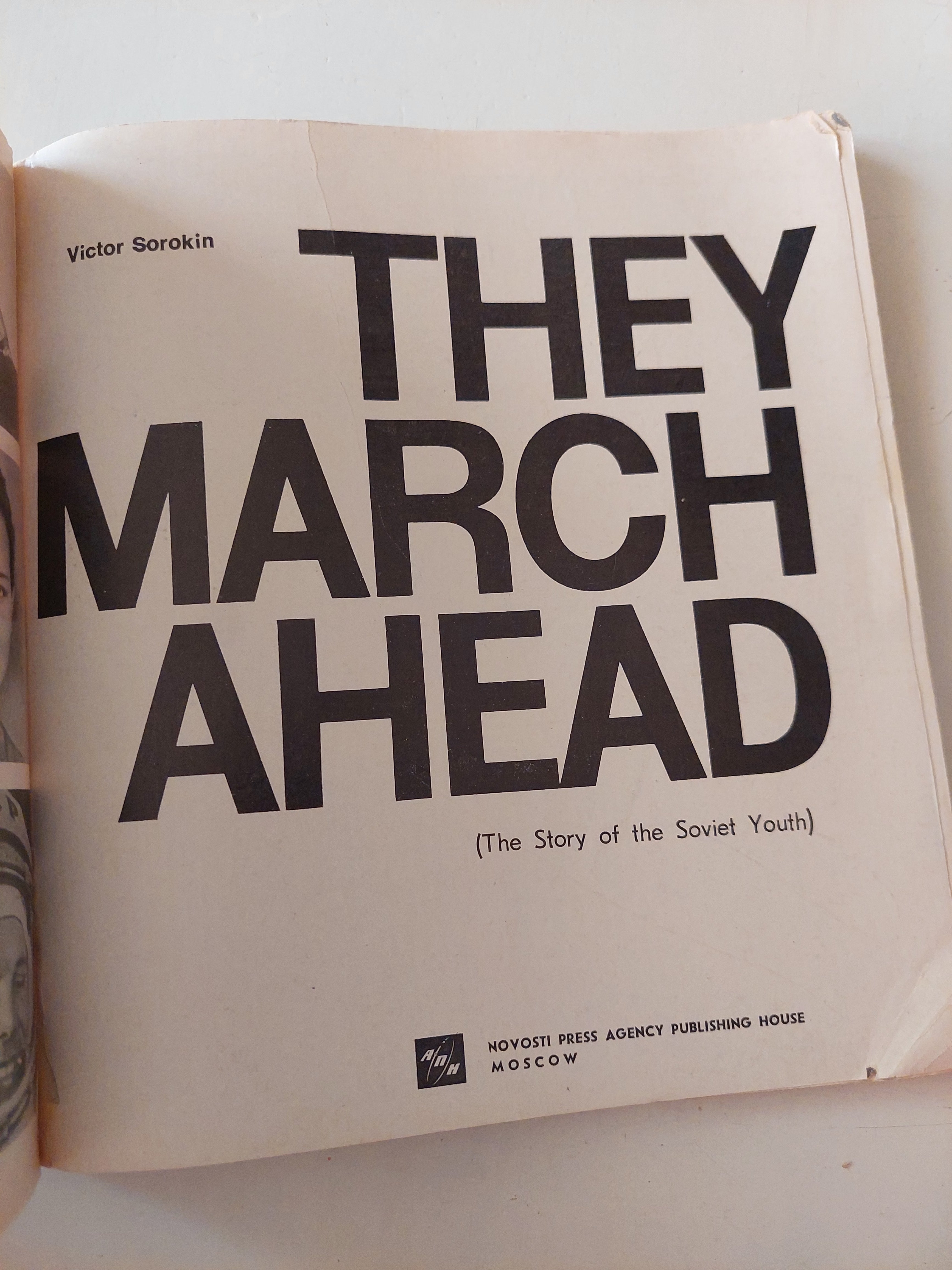 They march ahead / Victor Sorbin -  قطع كبير ملحق بالصور