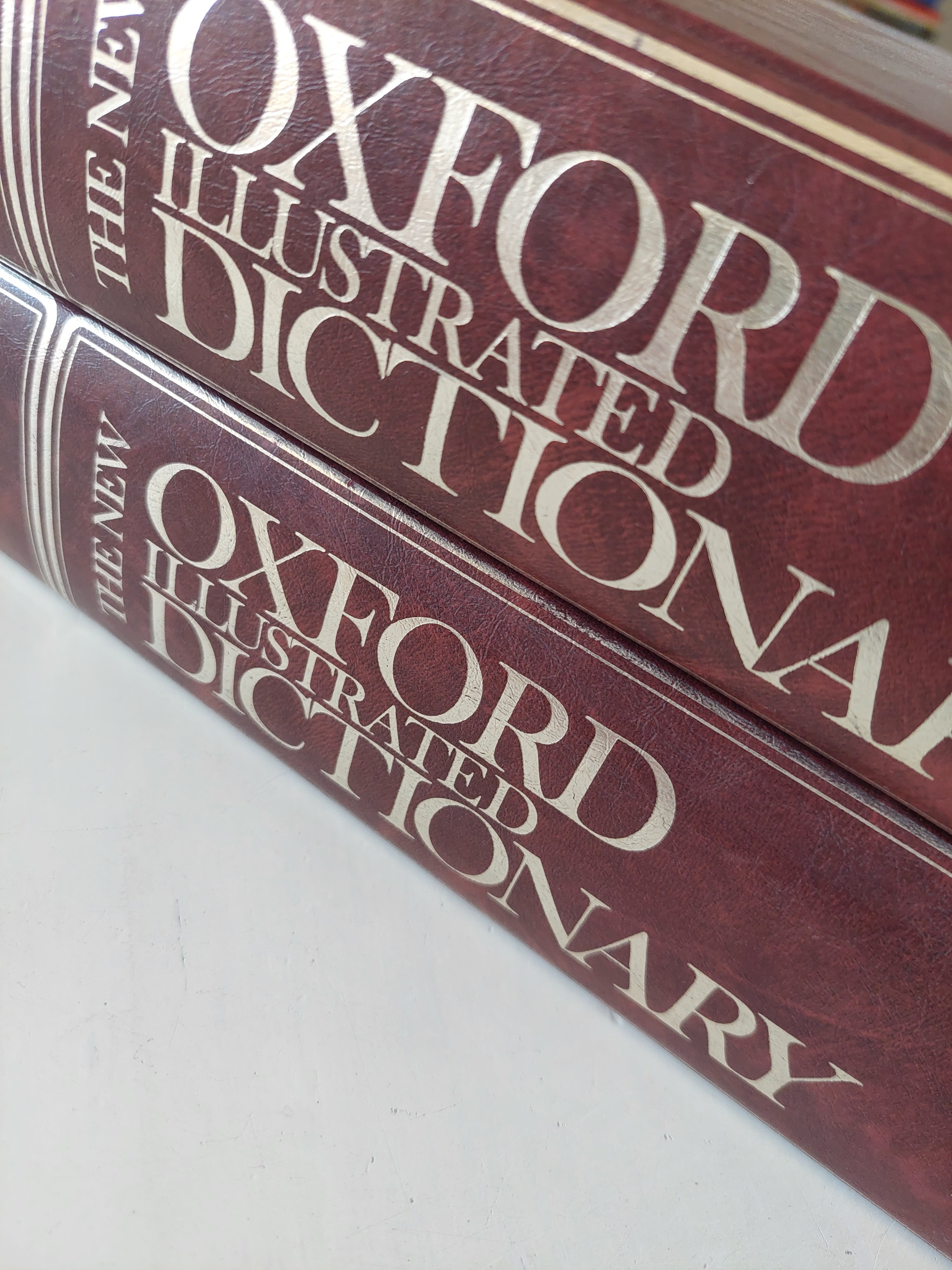 The Oxford illustrated dictionary - قطع كبير ملحق بالصور/ جزئين هارد كفر - متجر كتب مصرمتجر كتب مصر