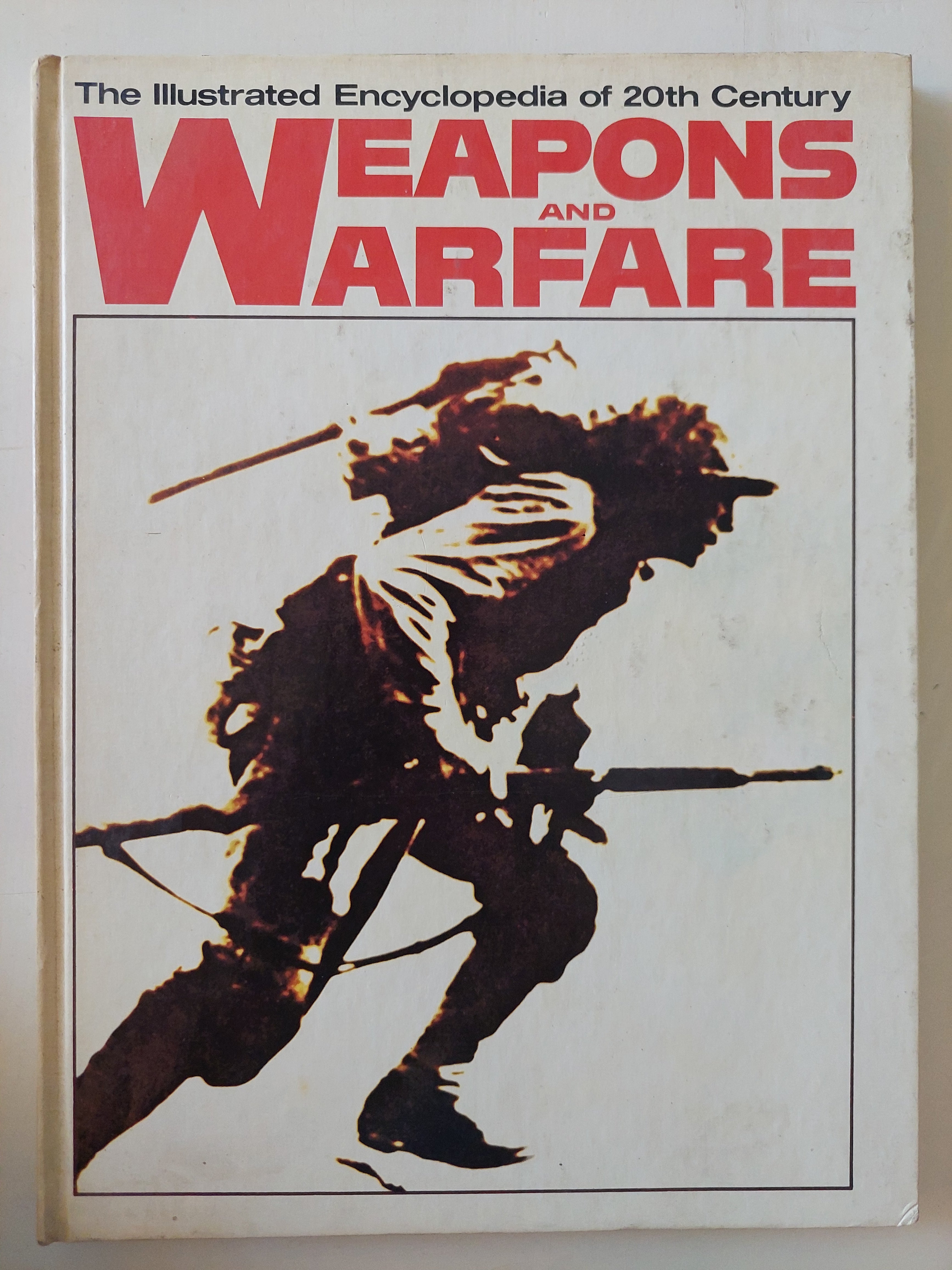 the illustrated Encyclopedia of 20th century Weapons and Warfare  - قطع كبير هارد كفر ملحق بالصور