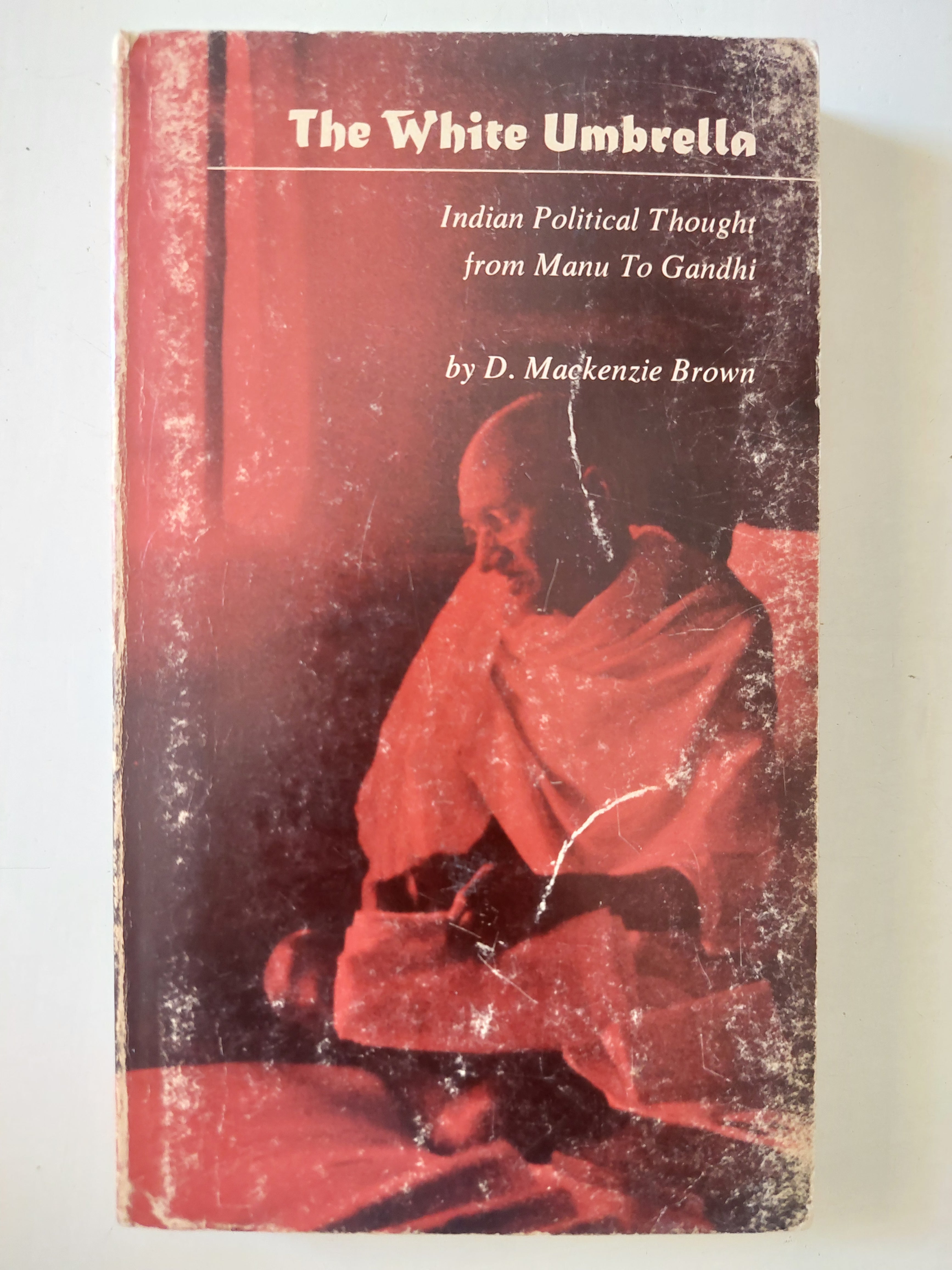 the white umbrella .. indian political thought from manu to Ghandi / D. Mackenzie Brown 
