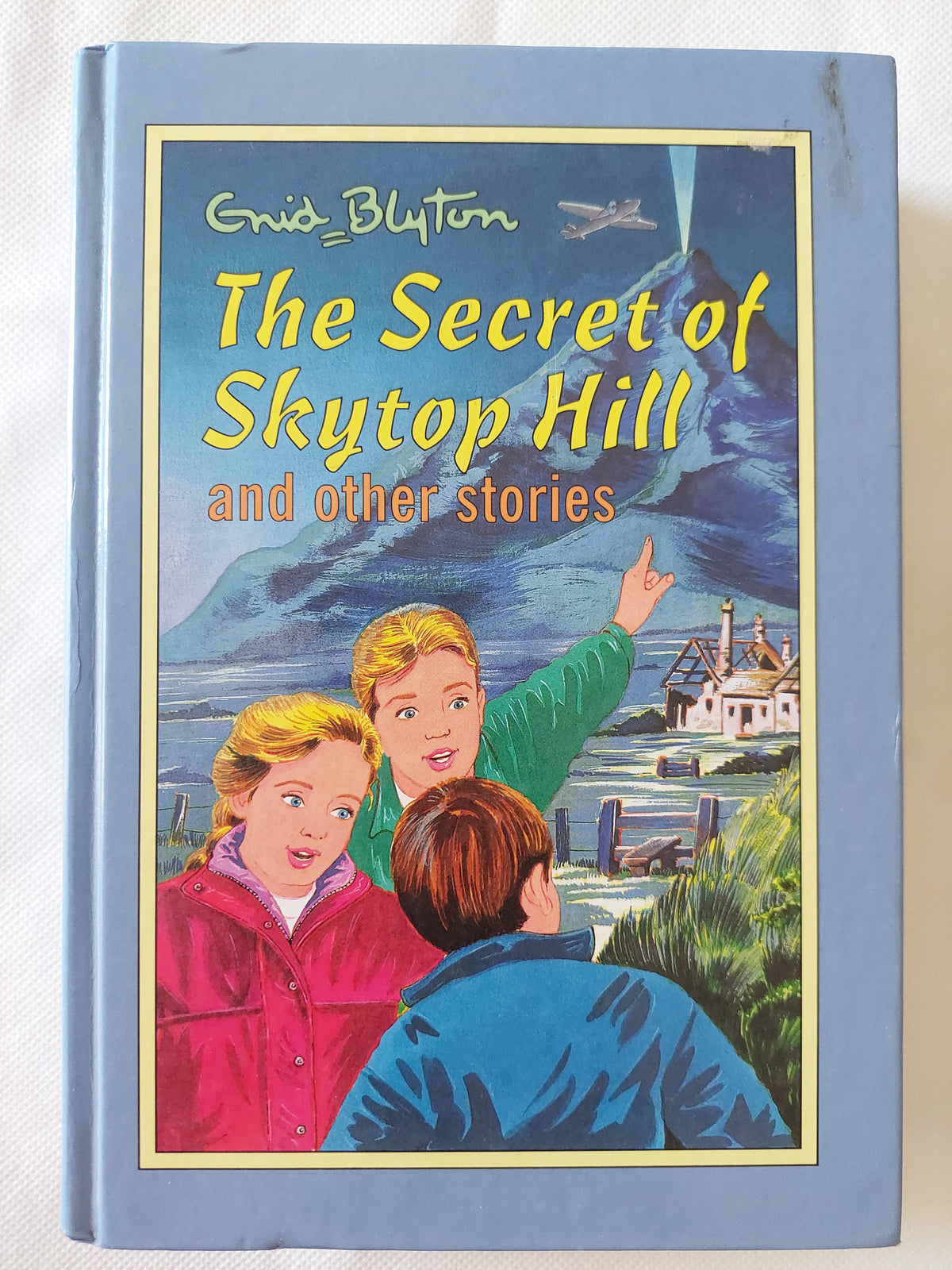 The secret of skytop hill / Grid Blyton