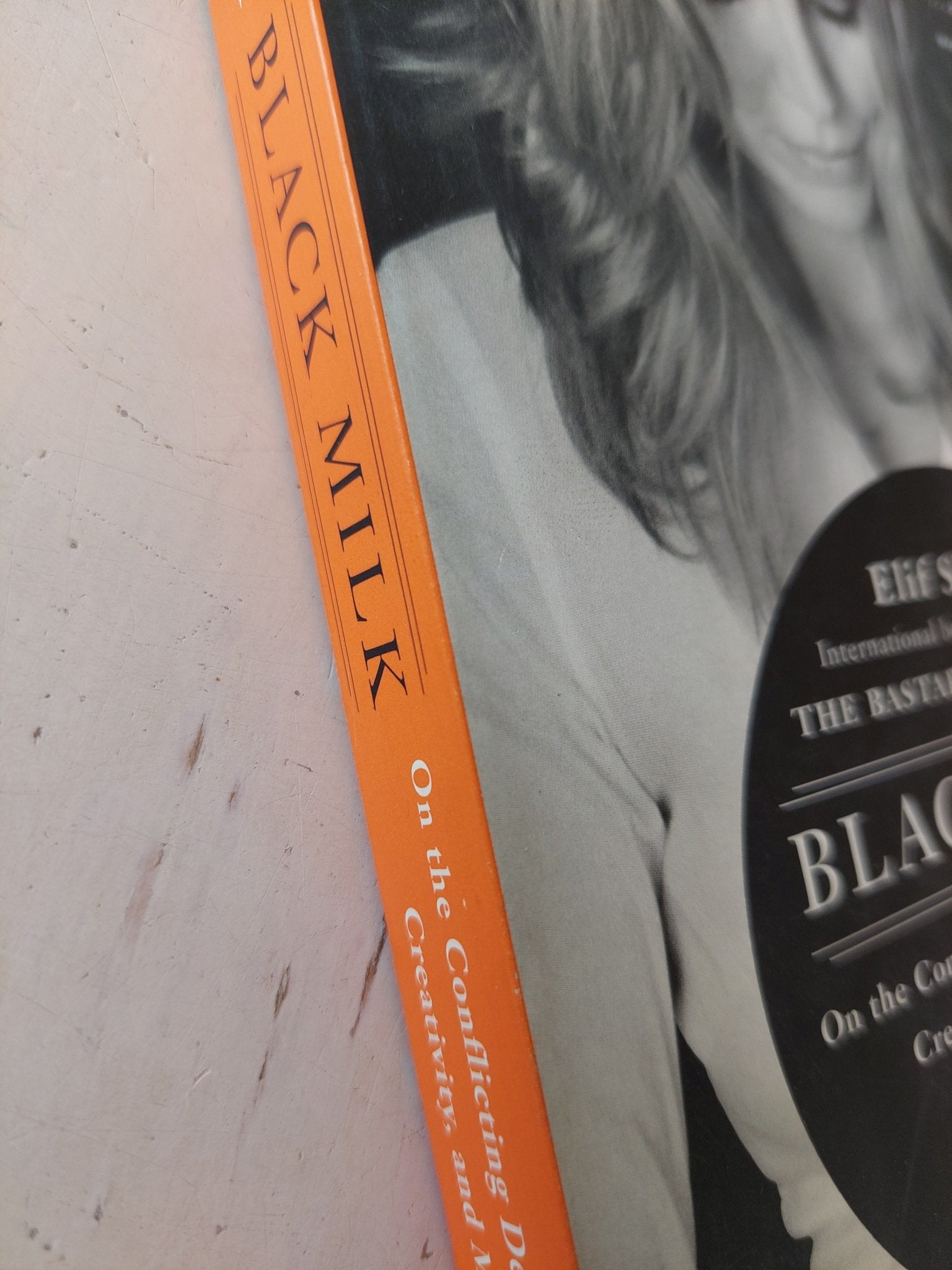 Black milk / Elif Shafak - متجر كتب مصر - متجر كتب مصر
