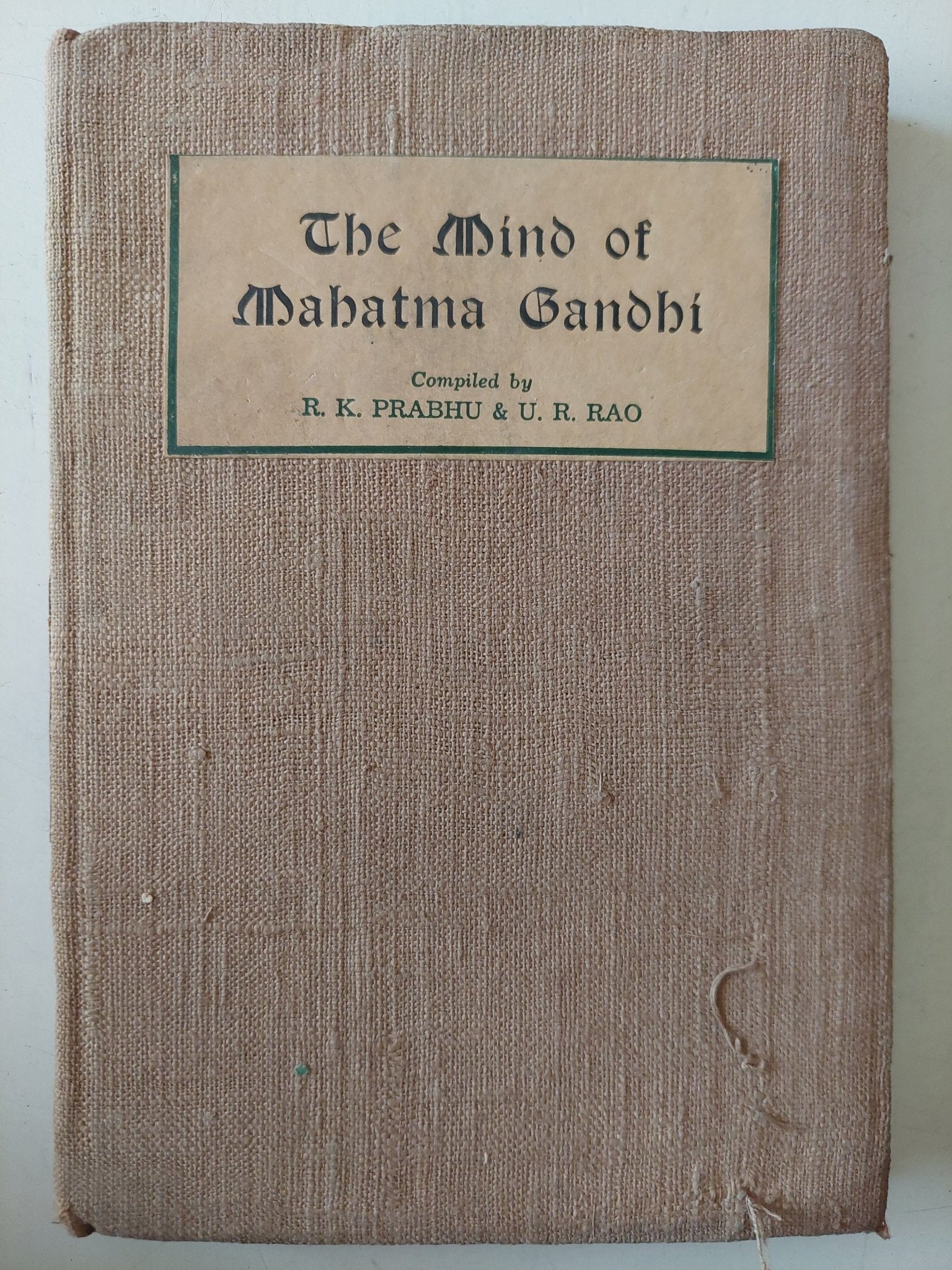 هارد كفر ١٩٤٦ - the mind of Mahatma Gandhi / R K Prabhl & U R Rao - متجر كتب مصر - متجر كتب مصر