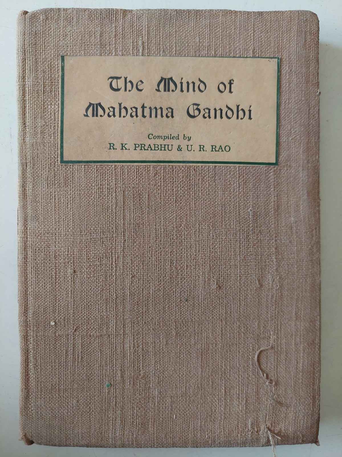 هارد كفر ١٩٤٦ - the mind of Mahatma Gandhi / R K Prabhl & U R Rao - متجر كتب مصر - متجر كتب مصر