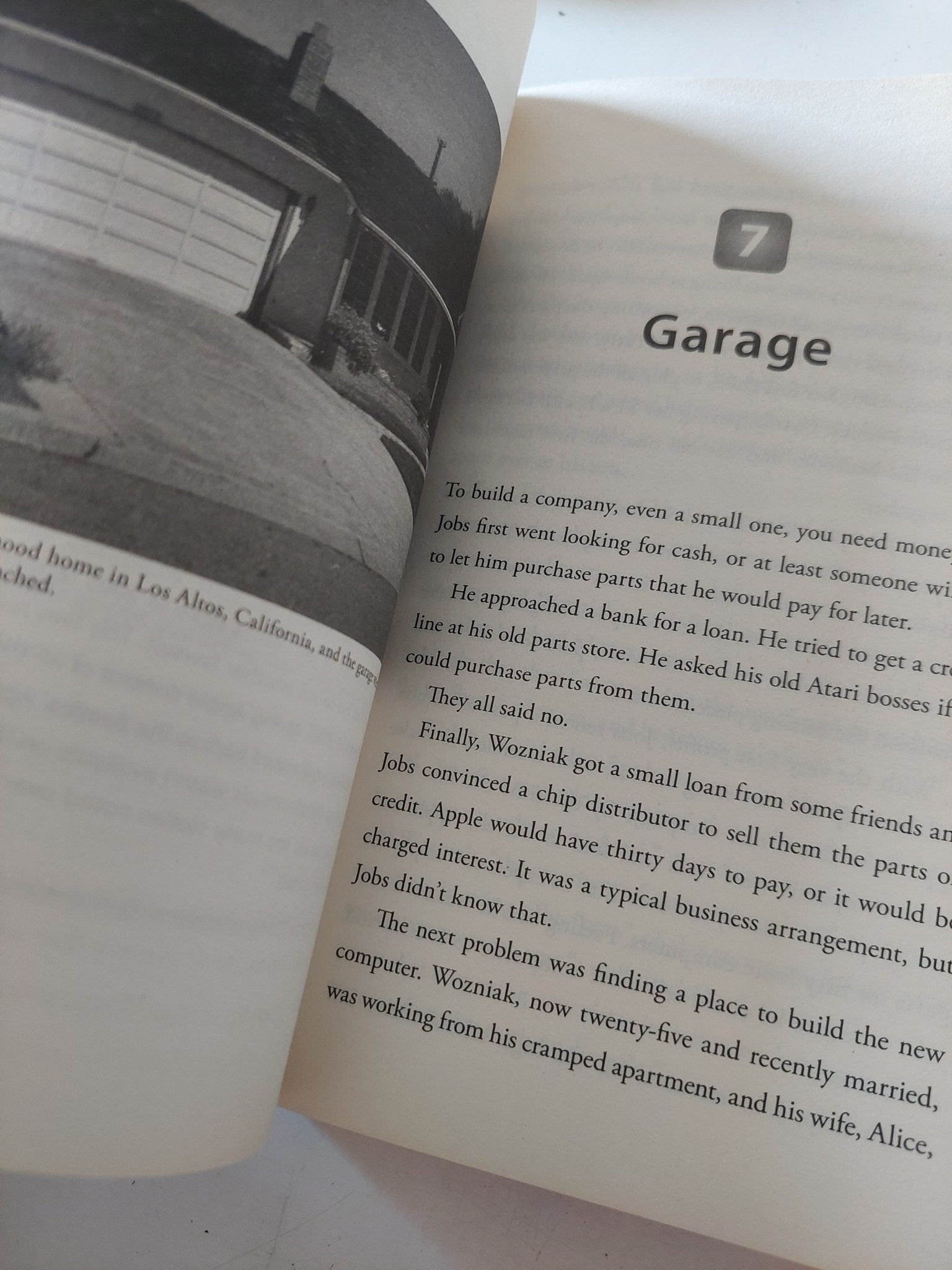 Steve Jobs the man who thought different / Karen Blumenthal - متجر كتب مصر - متجر كتب مصر