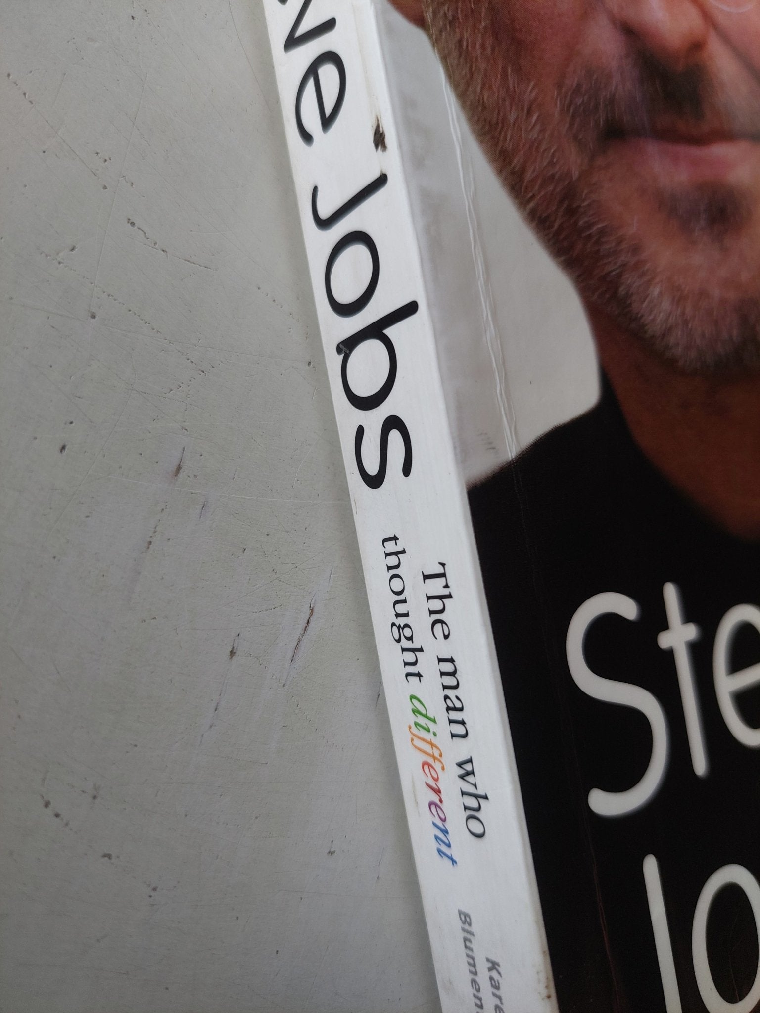 Steve Jobs the man who thought different / Karen Blumenthal - متجر كتب مصر - متجر كتب مصر